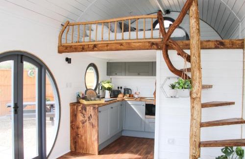 Diddlebury House | Cherry Blossom: 4-Star Family-Friendly Getaway