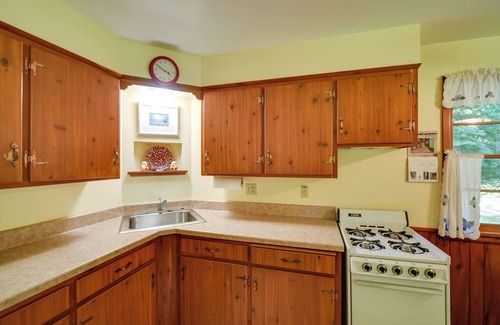 Fish Creek Cottage | Cherry Cottage - Steps to Peninsula State Park & Spa Access!