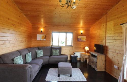 Bodmin House | Family-Friendly Getaway at Cherry Lodge - 4-Star Comfort