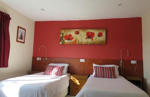 Hook House | Accessible Comfort at Cherry Lodge: Rated 8/10 by Guests