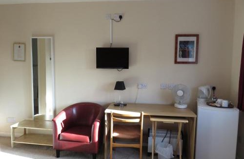 Hook House | Accessible Comfort at Cherry Lodge: Rated 8/10 by Guests