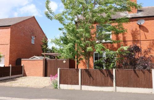 Newark House | Cherry Lodge: Family & Pet-Friendly Retreat with Top Ratings