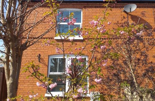 Newark House | Cherry Lodge: Family & Pet-Friendly Retreat with Top Ratings