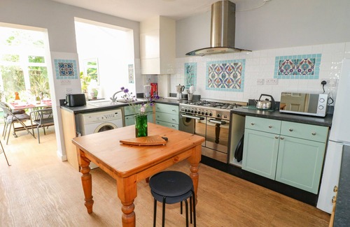 Newark House | Pet-Friendly Cherry Lodge with Garden in Newark-On-Trent