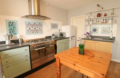 Newark House | Pet-Friendly Cherry Lodge with Garden in Newark-On-Trent