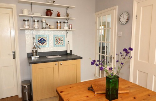 Newark House | Pet-Friendly Cherry Lodge with Garden in Newark-On-Trent