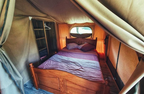 Engravies Cabin | Cozy Cherry Lodge Tent for 8 with Pool & Spa Amenities
