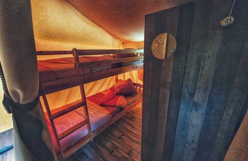 Engravies Cabin | Cozy Cherry Lodge Tent for 8 with Pool & Spa Amenities