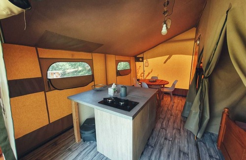 Engravies Cabin | Cozy Cherry Lodge Tent for 8 with Pool & Spa Amenities