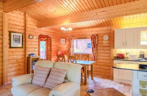 Kenwick House | Guest Rated 10/10: Cherry Lodge - Family-Friendly Retreat