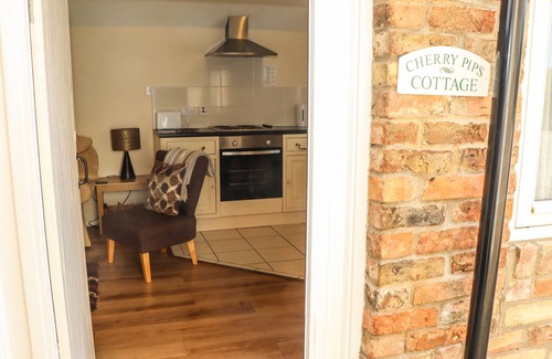 Louth Cottage | Pet-Friendly Cherry Pips with Garden in Saltfleetby