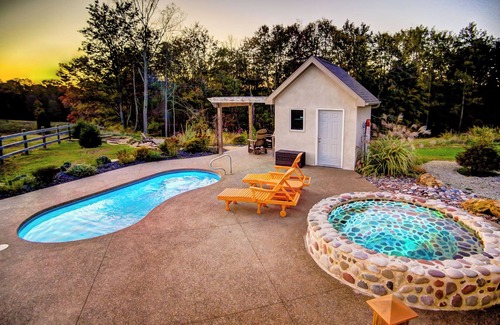 New Plymouth Cabin | Romantic Pool Cabin at Cherry Ridge Retreat with Ocean Views