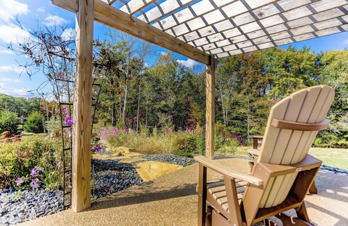 New Plymouth Cabin | Romantic Pool Cabin at Cherry Ridge Retreat with Ocean Views