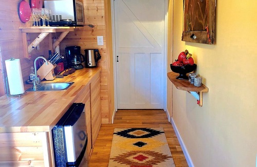 Three Oaks Cottage | Tranquil Cherry Street Guesthouse with Cozy Firepit