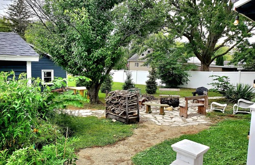 Three Oaks Cottage | Tranquil Cherry Street Guesthouse with Cozy Firepit