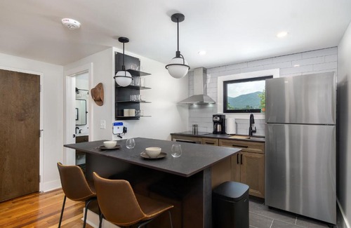 Black Mountain Apartment | Pet-Friendly Cherry Street Loft in Downtown Black Mountain