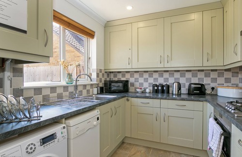 Bicester House | Inviting Cherry Tree Cottage: Ideal Bicester Escape for 4
