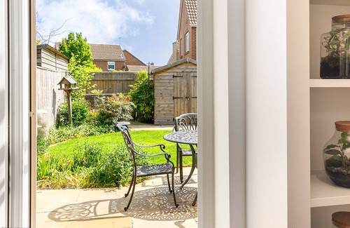 Bicester House | Inviting Cherry Tree Cottage: Ideal Bicester Escape for 4