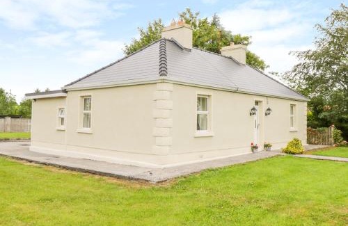 Ballintober House | Inviting Cherry Tree Cottage: Family-Friendly Getaway