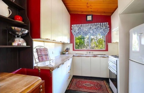 Leura Cottage | Cherry Tree Cottage: Family-Friendly Retreat with Picnic Garden
