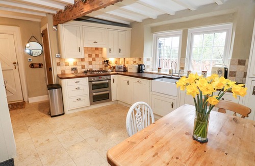 Bingley Cottage | Cherry Tree Cottage: Pet Friendly Getaway with Garden
