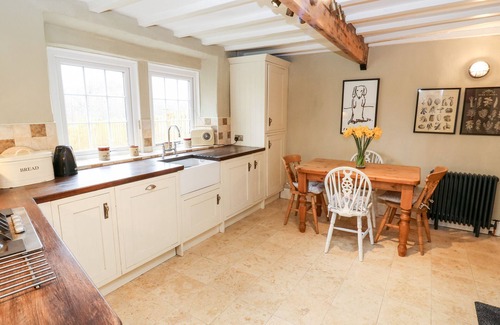 Bingley Cottage | Cherry Tree Cottage: Pet Friendly Getaway with Garden
