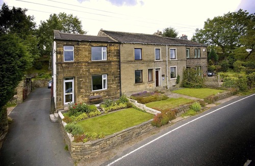 Barkisland Cottage | Pet-Friendly Cherry Tree Cottage in Beautiful Ripponden