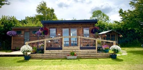West Buckland Other | Inviting Cherry Tree Glamping Lodge with Hot Tub & 9.8 Rating