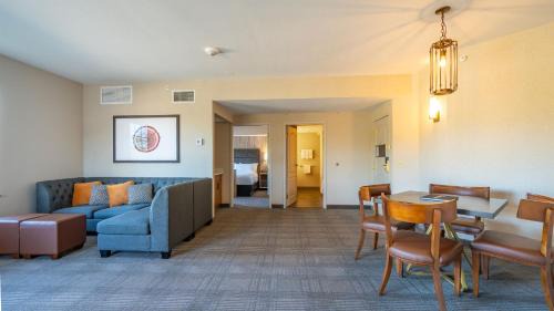 Newark Hotel | Discover Cherry Valley Hotel: 4-Star Oceanfront Retreat