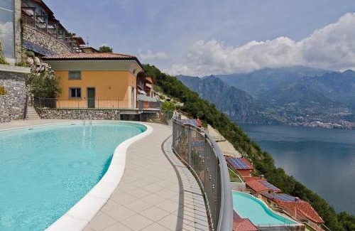 Parzanica Apartment | Cherubino 2 - Nice 2 floors apartment with pool, terrace and a terrific lake view