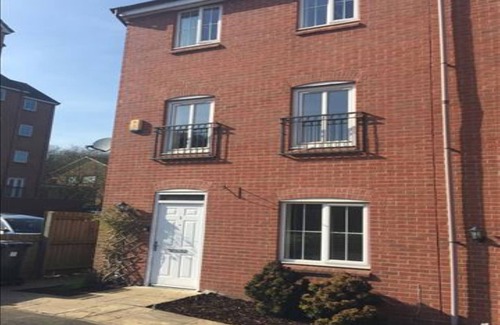 Newcastle-Under-Lyme House | Chervil View: Cozy Double Bedroom with Shared Facilities