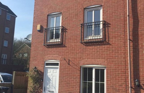 Newcastle-Under-Lyme House | Cozy Chervil View – Private Room with Shared Facilities