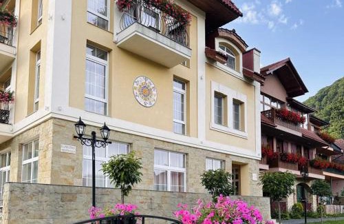 Shaian Cabin | Chervona Ruta: Guest Rated 10/10 with Pool & Breakfast