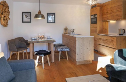 Celerina-Schlarigna Apartment | Exceptional Chesa Palüdin 5 - Celerina: Pet-Friendly Retreat