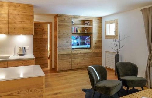 Celerina-Schlarigna Apartment | Exceptional Chesa Palüdin 5 - Celerina: Pet-Friendly Retreat