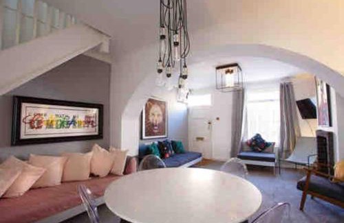 Hoole House | Modern Chester/Hoole Home with Netflix & Family Amenities