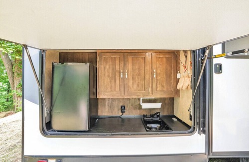 Lancaster House | Chestnut Camper: Unique Lodging with Spa & Hot Tub