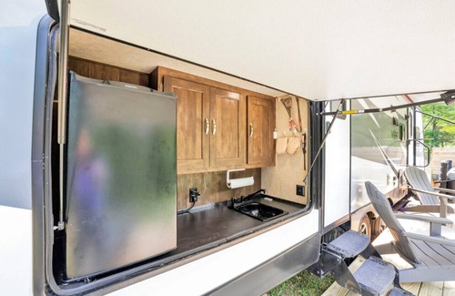 Lancaster House | Chestnut Camper: Unique Lodging with Spa & Hot Tub