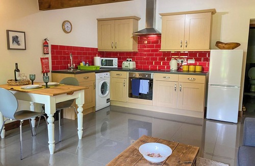 Dartford Cottage | Comfortable 1 Bedroom Stay in Hawley with Spa & Pool