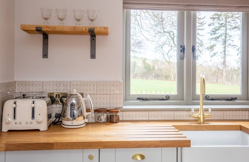 Winchcombe Cottage | Chestnut Cottage: Perfect for Families and Pet Lovers