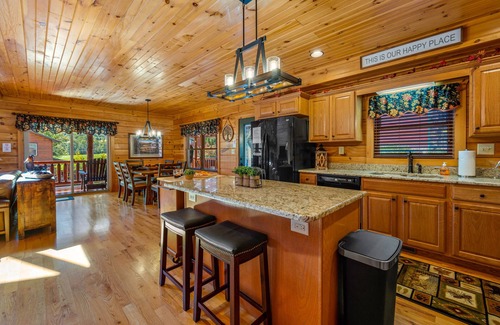 Maggie Valley Cabin | Scenic Mountain Views at Chestnut Lodge - Daily Elk Visits!
