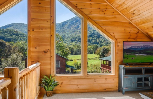 Maggie Valley Cabin | Scenic Mountain Views at Chestnut Lodge - Daily Elk Visits!
