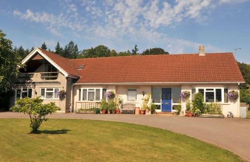 Bromham House | Family-Friendly Chestnut Lodge with Pet Amenities