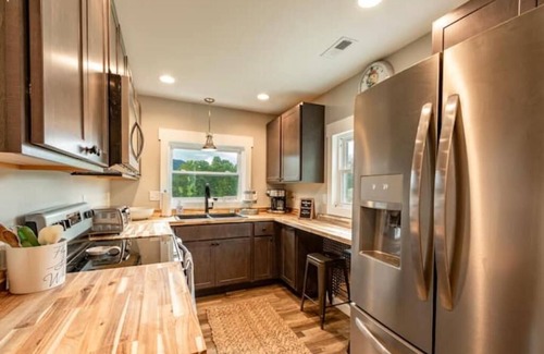 West Canton House | Guest Rated 10/10: Chestnut Mountain View Cottage Retreat