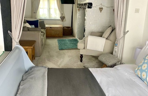 Ardingly House | Chestnut Tree: 4-Star Retreat with Pool & Spa Amenities