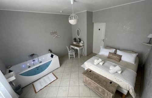 Pruille-l'Eguille Bed & Breakfast | Inviting Stay at Chez Aurélie & Sacha with Ocean Views