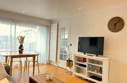 Adamville Apartment | Pet-Friendly Retreat at Chez Carnot Centre d'Adamville