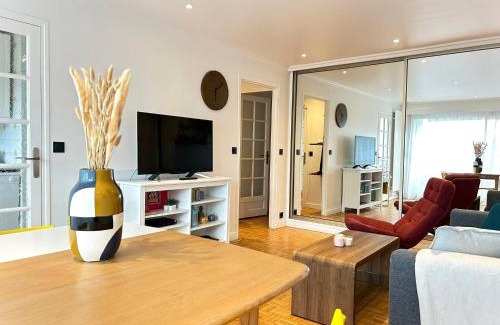 Adamville Apartment | Pet-Friendly Retreat at Chez Carnot Centre d'Adamville
