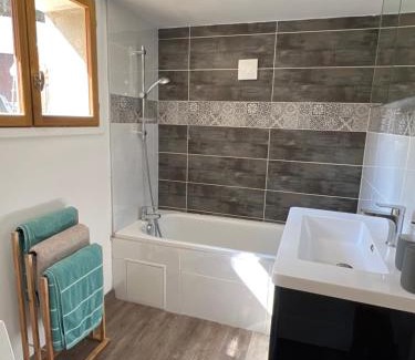 Sorede Apartment | Family-Friendly Retreat at Chez Declan: Rated 9/10