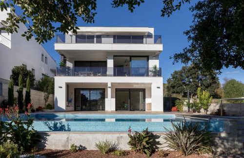 Tabua Apartment | Chez Filó: 4-Star Hotel with Oceanfront Pool and Spa